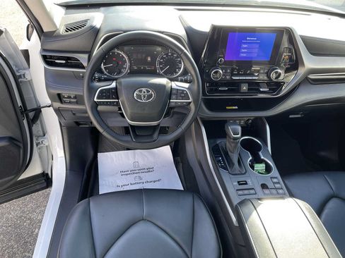 Certified 2024 Toyota Highlander XLE AWD/4WD image 11
