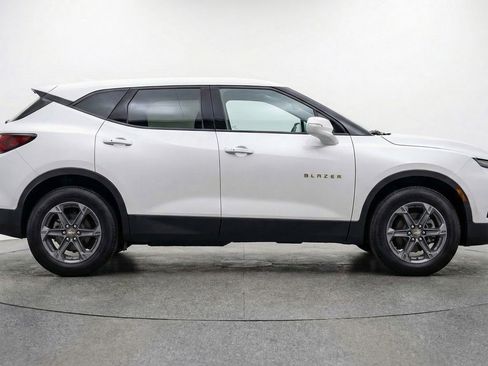 Used 2025 Chevrolet Blazer LT FWD image 11