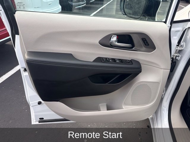 Certified 2024 Chrysler Pacifica Touring-L FWD image 10