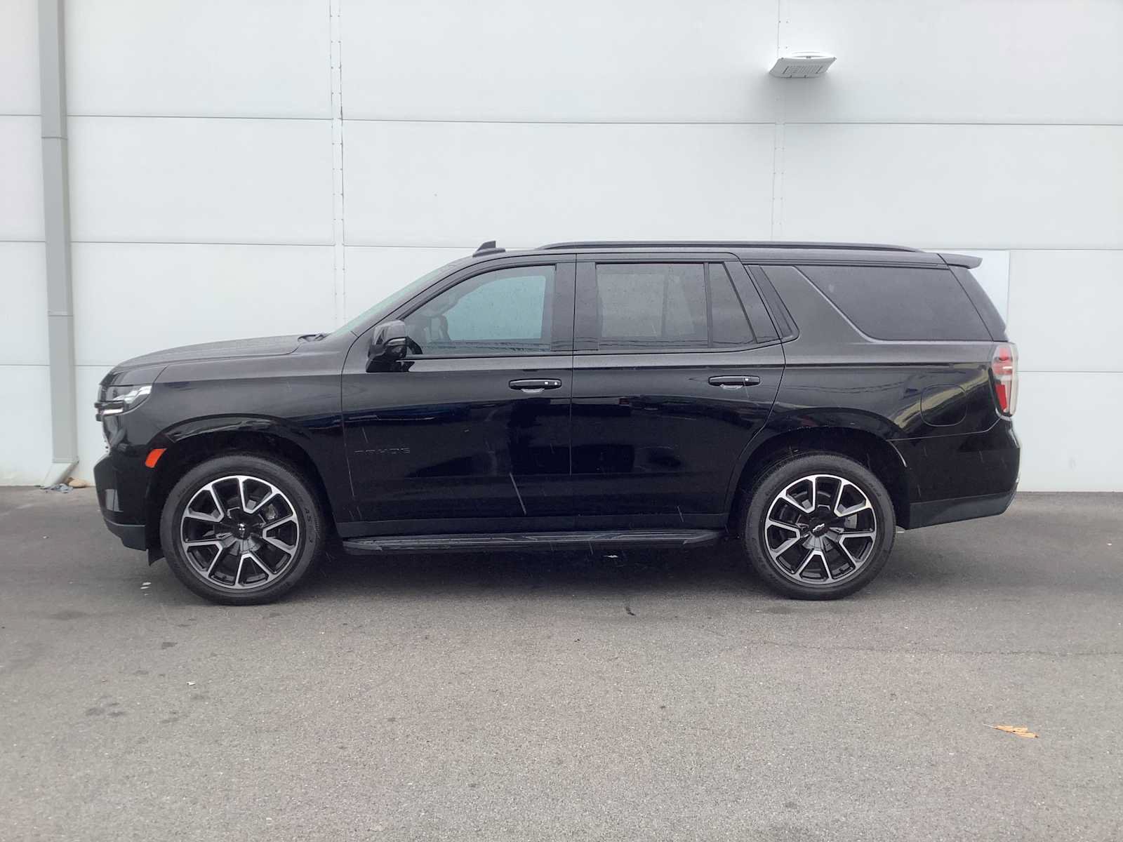 Used 2021 Chevrolet Tahoe RST w/ Luxury Package AWD/4WD image 2
