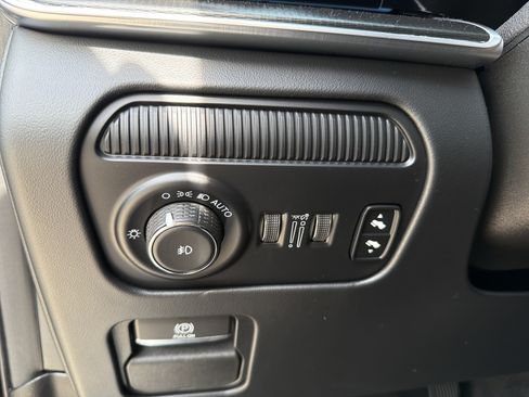 Used 2024 Jeep Grand Wagoneer Series III w/ Rear Seat Video Group 1 AWD/4WD image 25