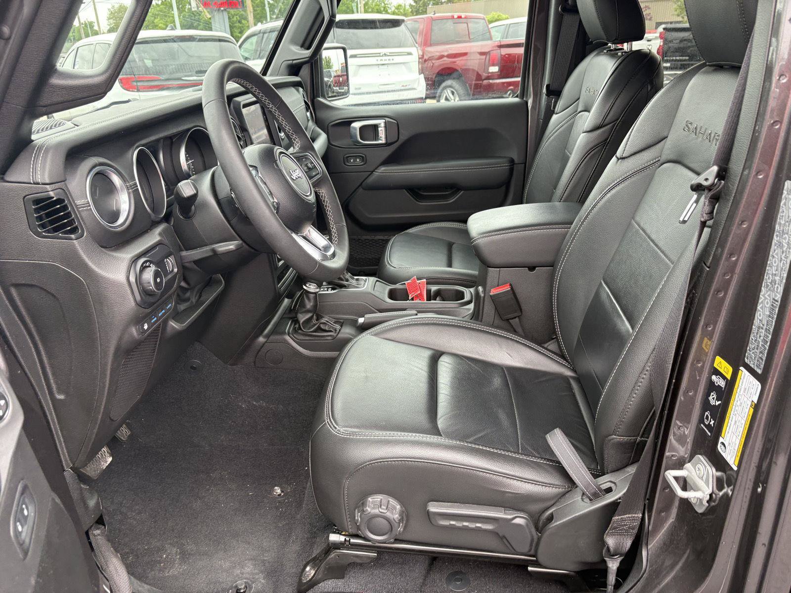 Used 2023 Jeep Wrangler Unlimited Sahara AWD/4WD image 4