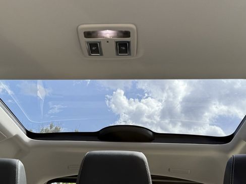 Certified 2025 Land Rover Discovery S image 27