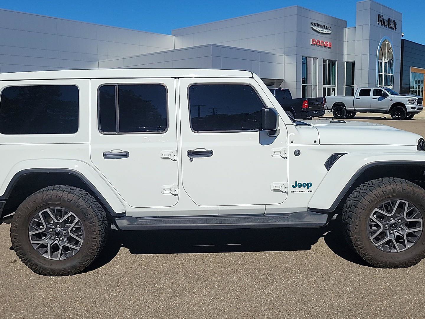 Used 2026 Jeep Wrangler Unlimited Sahara AWD/4WD image 15