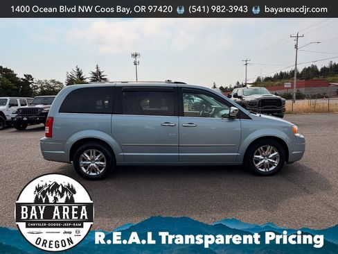 Used 2008 Chrysler Town & Country Limited w/ Flexible Seating Group FWD image 4