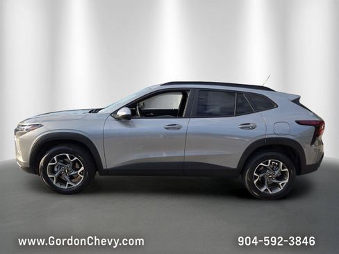 Certified 2025 Chevrolet Trax LT w/ LT Convenience Package FWD image 2