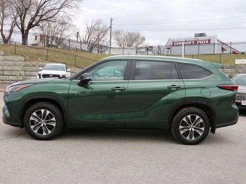 Used 2025 Toyota Highlander XLE AWD/4WD image 3