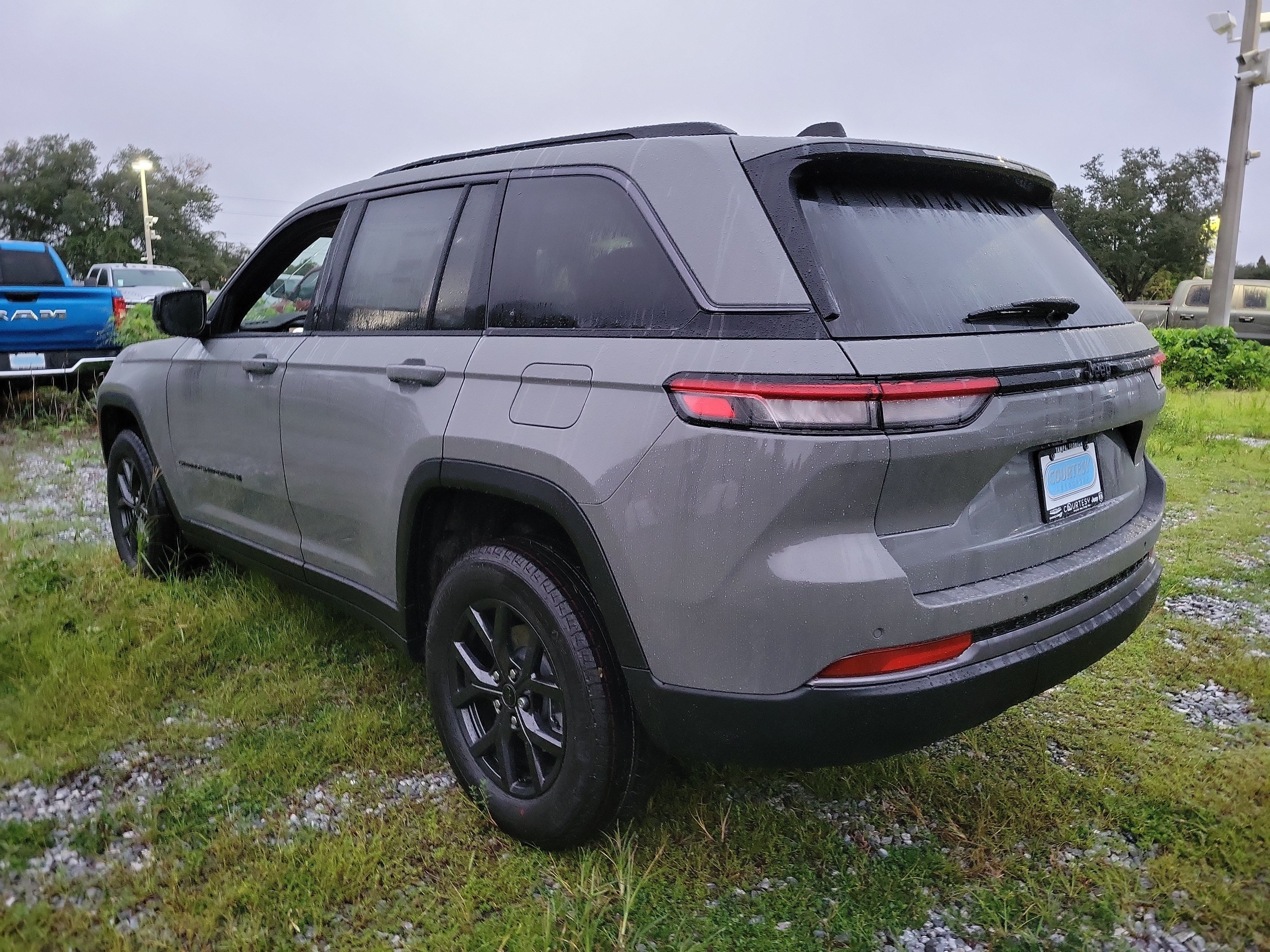 New 2027 Jeep Grand Cherokee Altitude RWD image 2