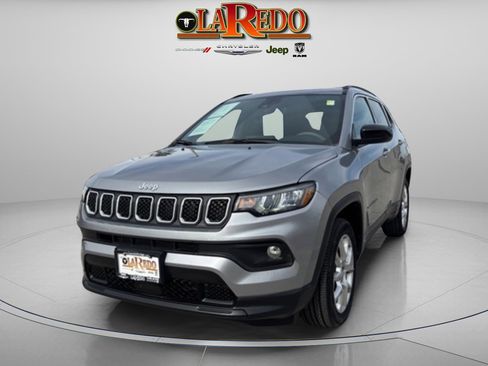 Used 2024 Jeep Compass Latitude image 3