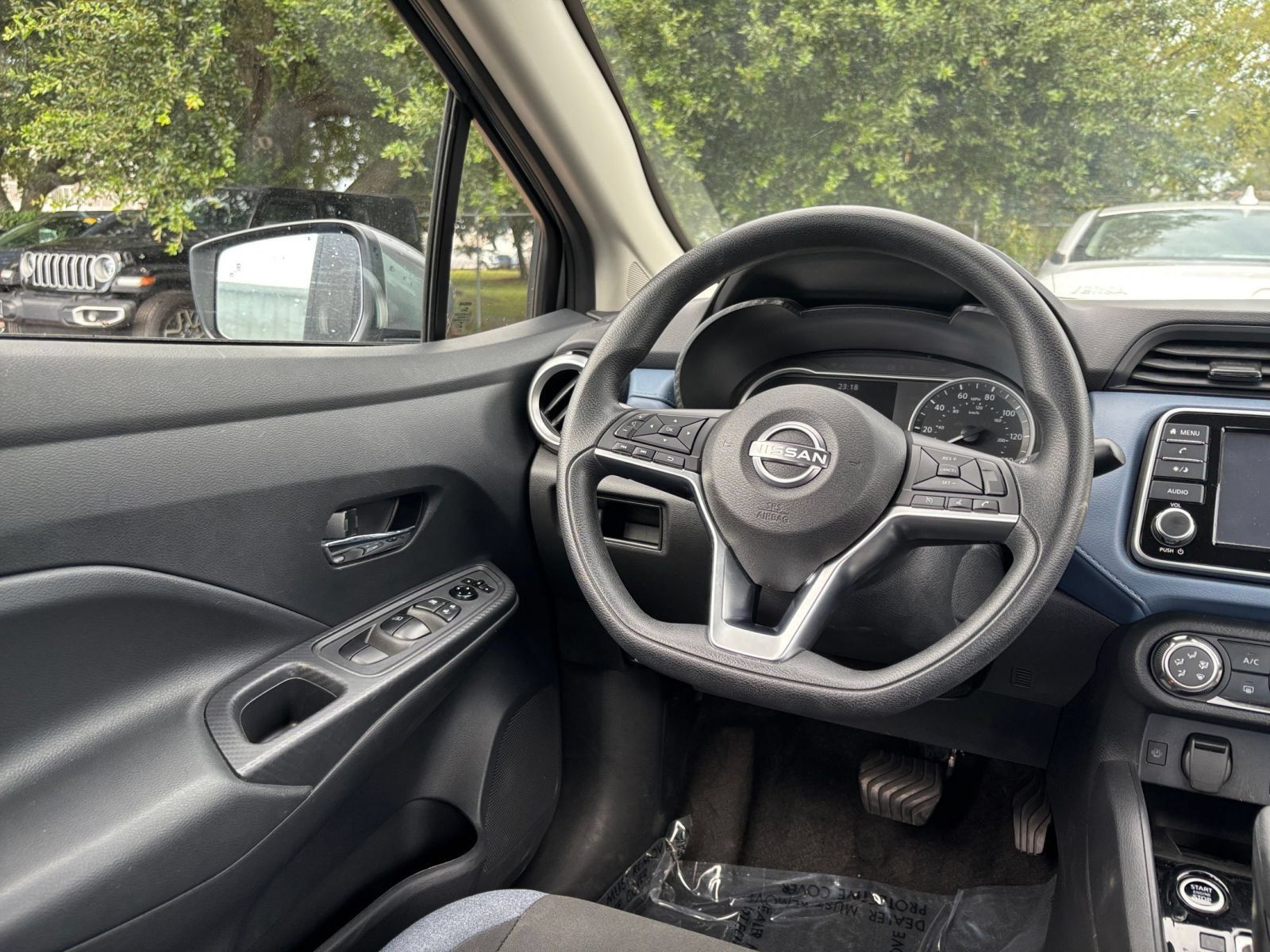 Used 2025 Nissan Versa SV FWD image 31