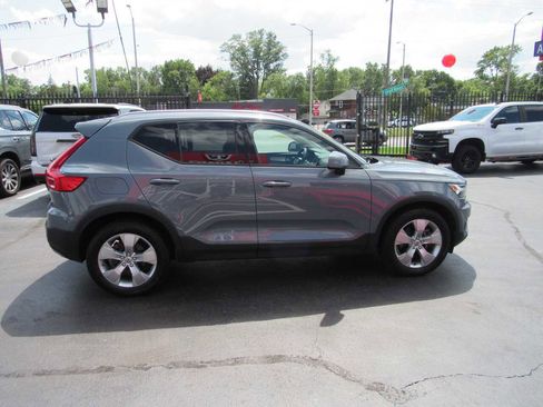 Used 2021 Volvo XC40 T5 Momentum image 5