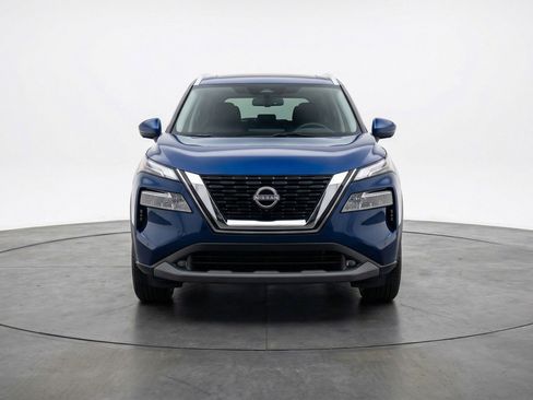 Used 2025 Nissan Rogue SV image 2