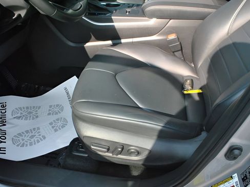 Used 2023 Toyota Highlander XLE AWD/4WD image 12