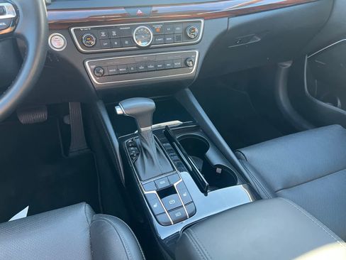 Used 2019 Kia Cadenza Technology image 14