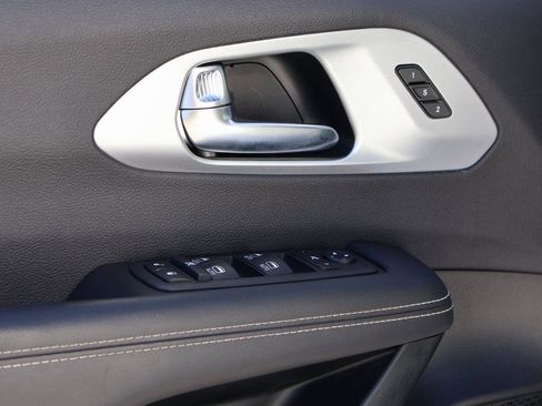 Used 2025 Chrysler Pacifica Limited image 21