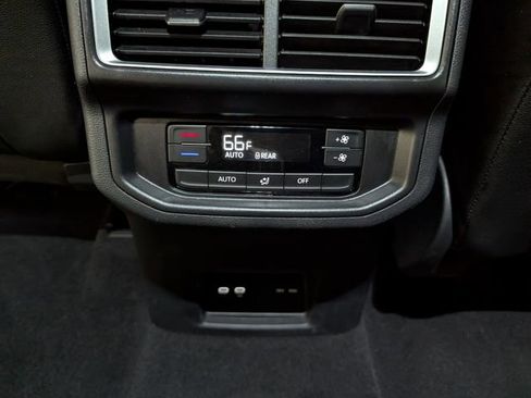 Used 2025 Volkswagen Atlas SE AWD/4WD image 11
