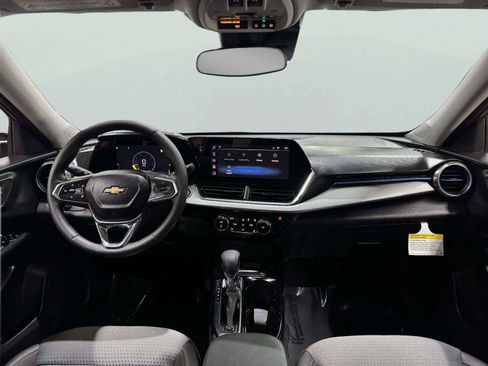 Used 2025 Chevrolet Trax LT w/ Sunroof Package FWD image 41