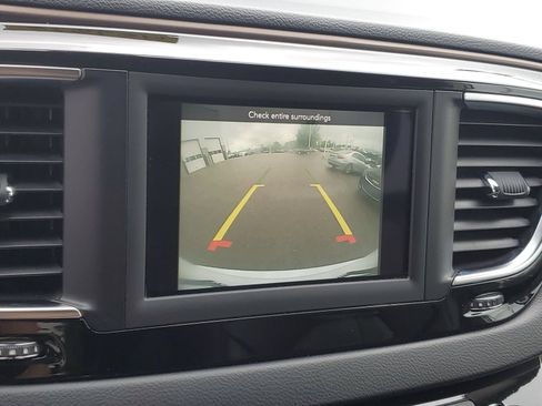 Used 2019 Chrysler Pacifica Touring-L FWD image 26