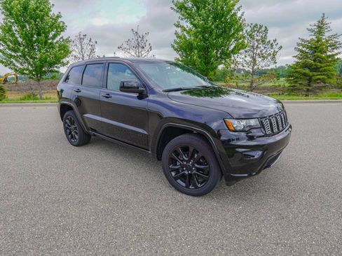 Used 2020 Jeep Grand Cherokee Altitude AWD/4WD image 2