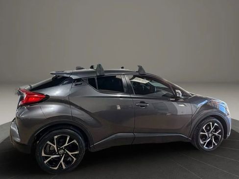 Used 2022 Toyota C-HR XLE image 8