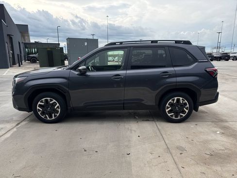 Used 2025 Subaru Forester Premium AWD/4WD image 2