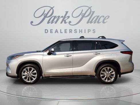 Used 2021 Toyota Highlander Limited FWD image 2