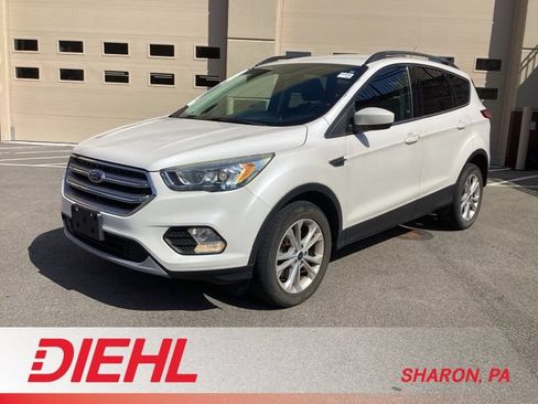 Used 2017 Ford Escape SE w/ Equipment Group 201A AWD/4WD image 3