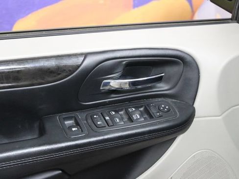 Used 2019 Dodge Grand Caravan SE w/ Rear Park Assist Package FWD image 13