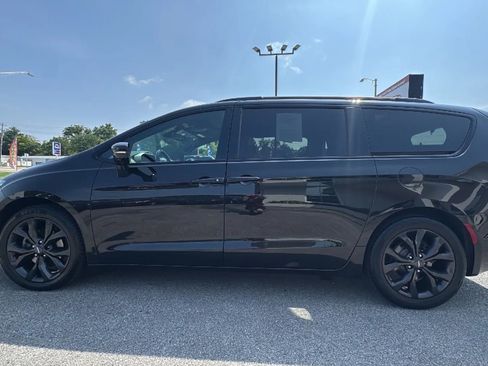 Used 2020 Chrysler Pacifica Limited w/ Quick Order Package 27H Red S FWD image 2
