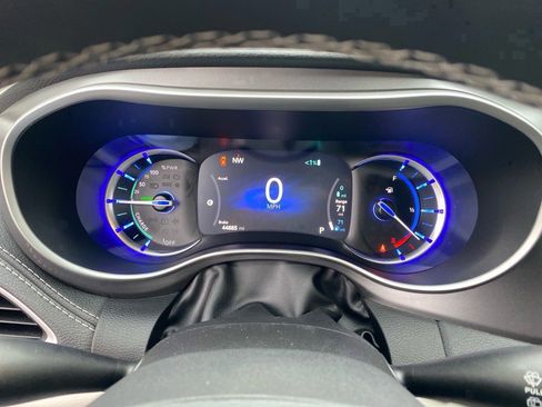 Used 2022 Chrysler Pacifica Touring-L image 19