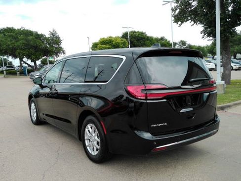 Used 2026 Chrysler Pacifica Select FWD image 11