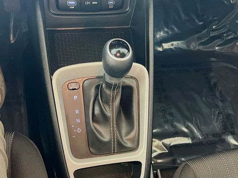 Used 2025 Hyundai Venue SE FWD image 16