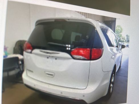 Used 2018 Chrysler Pacifica Touring-L Plus w/ Tire & Wheel Group FWD image 15