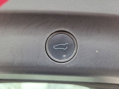 Used 2022 Tesla Model Y Performance image 9