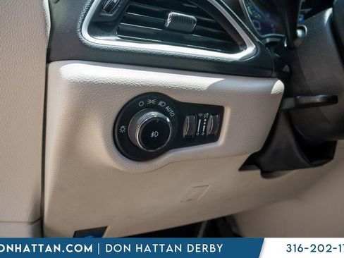 Used 2023 Chrysler Pacifica Touring-L FWD image 16