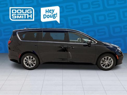 Used 2026 Chrysler Pacifica Limited FWD image 5