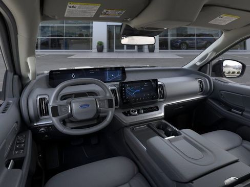 New 2026 Ford Expedition Active image 9