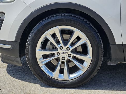 Used 2018 Ford Explorer Limited w/ Ford Safe & Smart Package FWD image 10
