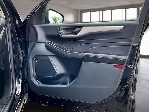 Used 2022 Ford Escape SE image 25