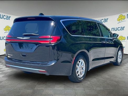 Used 2024 Chrysler Pacifica Touring-L FWD image 6
