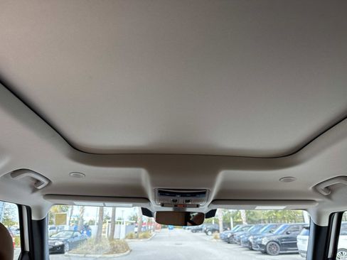 Used 2023 Land Rover Defender 110 SE image 17