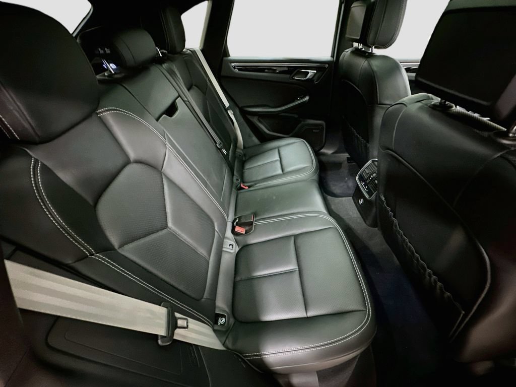 Certified 2025 Porsche Macan AWD/4WD image 28
