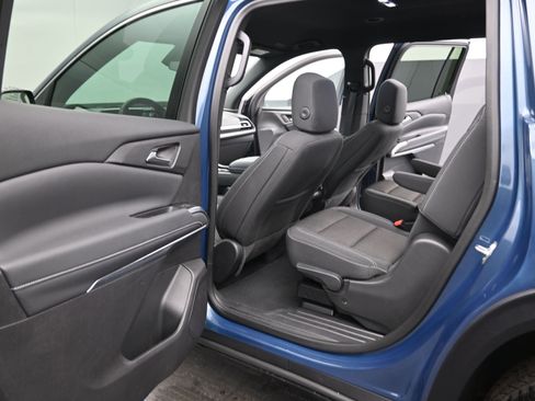 Used 2025 Chevrolet Traverse LT image 14