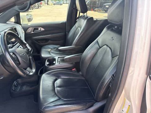 Used 2021 Chrysler Pacifica Touring-L w/ S Appearance Package AWD/4WD image 11