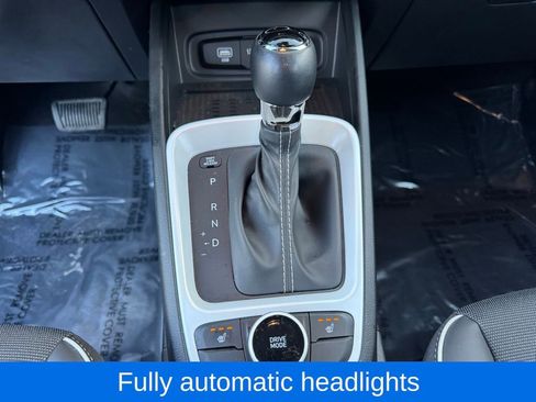 Used 2024 Hyundai Venue Limited image 15