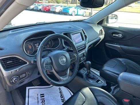 Used 2019 Jeep Cherokee Latitude Plus w/ Comfort/Convenience Group image 22