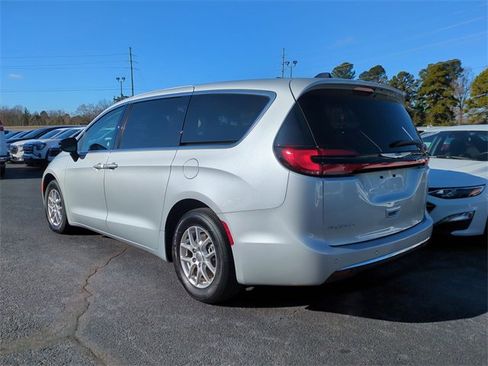 Used 2024 Chrysler Pacifica Touring-L image 7