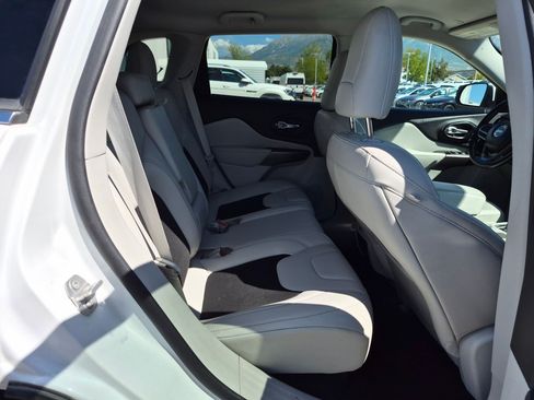 Used 2020 Jeep Cherokee Latitude Plus w/ Cold Weather Group AWD/4WD image 31