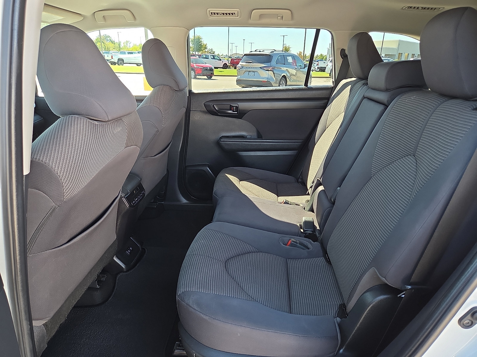 Used 2021 Toyota Highlander LE AWD/4WD image 11