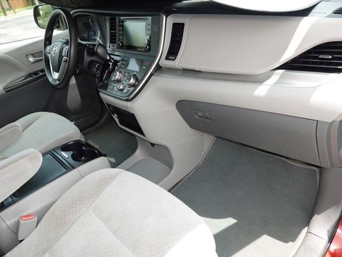 Used 2018 Toyota Sienna LE FWD image 21